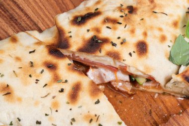 Lezzetli kızarmış cheburek portre, ikiye kesilmiş