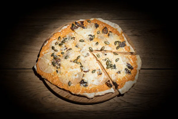 Фруктовая пицца с кусочком в темноте — стоковое фото