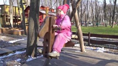 Kız salıncakta - at sürme