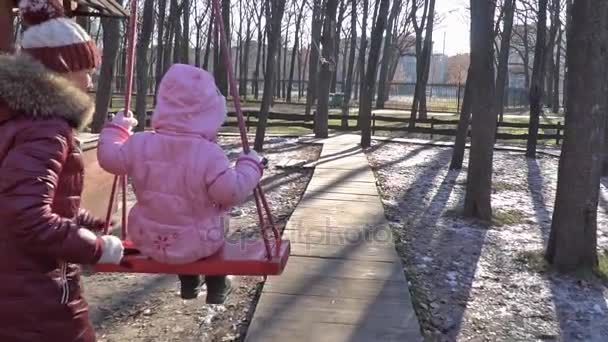 Madre rodando una hija en swing — Vídeos de Stock