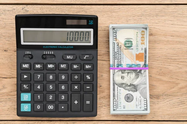 Paquete de dólares y calculadora — Foto de Stock