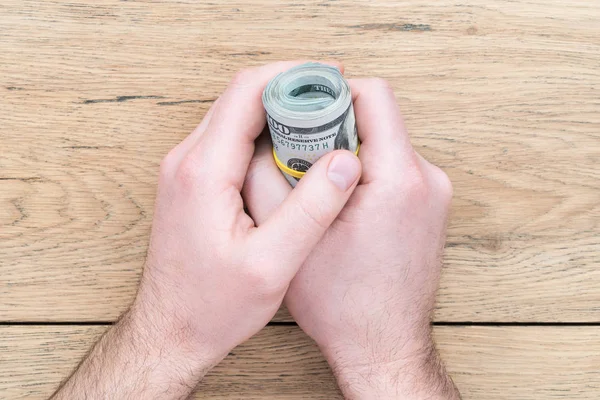 Mano masculina sosteniendo dólares — Foto de Stock