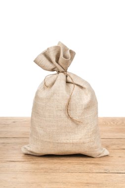 Ahşap bir masa üzerinde büyük dolu çanta