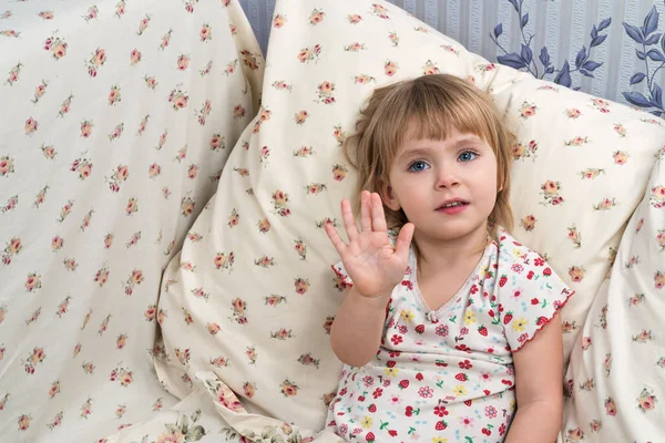 Портрет ребенка, сидящего в постели — стоковое фото