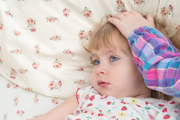 Sick child pat on the head — Stock Photo, Image