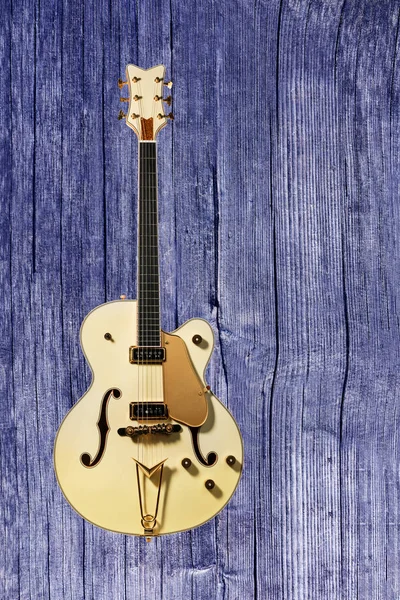 Beautiful electric guitar on a wooden background — Stock Photo, Image