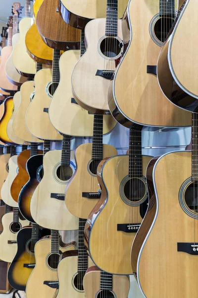 Tienda guitarras acústicas — Foto de Stock