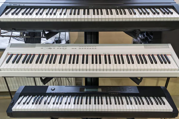 Stå med elektrisk piano i butikken – stockfoto