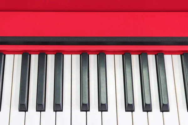 Chaves de piano vermelho de perto — Fotografia de Stock