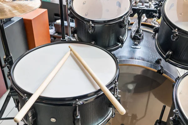 Drum set with drumsticks — Stock Photo, Image