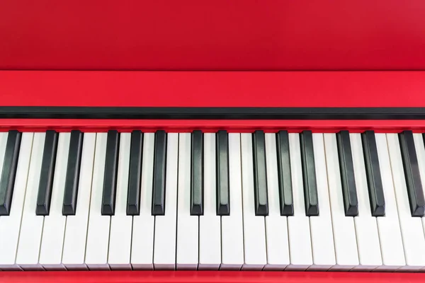 Teclas de piano vermelho close-up — Fotografia de Stock