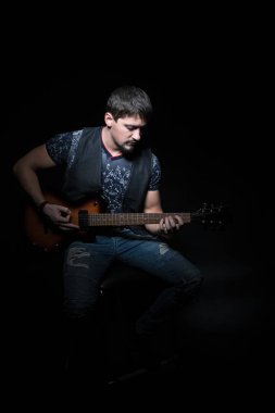Bir elektro gitar ile sakallı gitarist