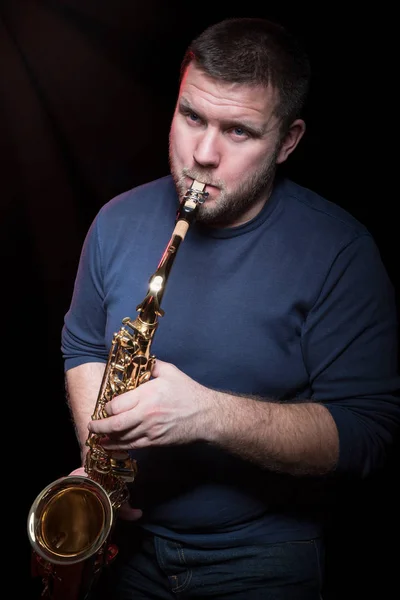Bebaarde man de saxofoon spelen — Stockfoto