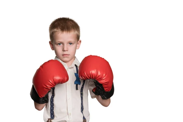 Niño en camisa blanca y guantes de boxeo —  Fotos de Stock