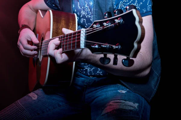 Close-up de músico tocando guitarra — Fotografia de Stock