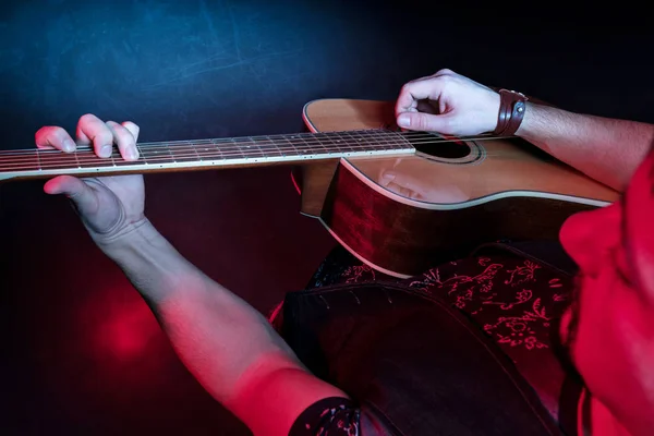 Guitarrista toca guitarra em concerto — Fotografia de Stock