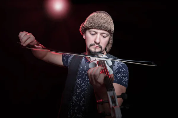 Violist speelt in concert op electroviolin — Stockfoto