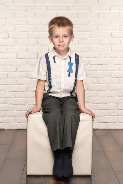 Niño sentado en la silla —  Fotos de Stock