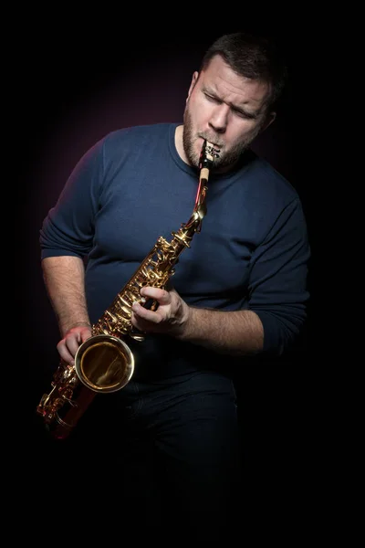 Gelukkig saxofonist speelt muziek op sax — Stockfoto