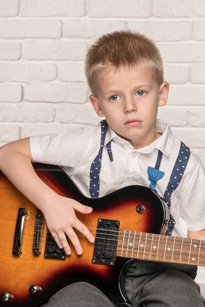 Bambino che suona la chitarra elettrica — Foto Stock