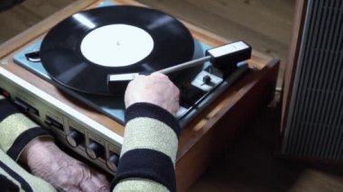 Yaşlı kadın dinleme vinil çalar