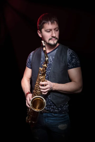 Portret van een bebaarde saxofonist — Stockfoto