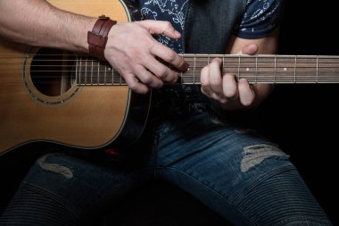 genç adam gitar çalmaya