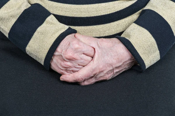 Nahaufnahme alter Frauenhände — Stockfoto