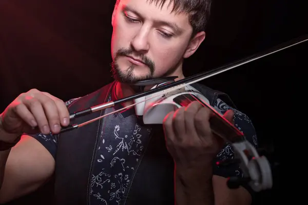 Close-up van de mens speelt viool — Stockfoto