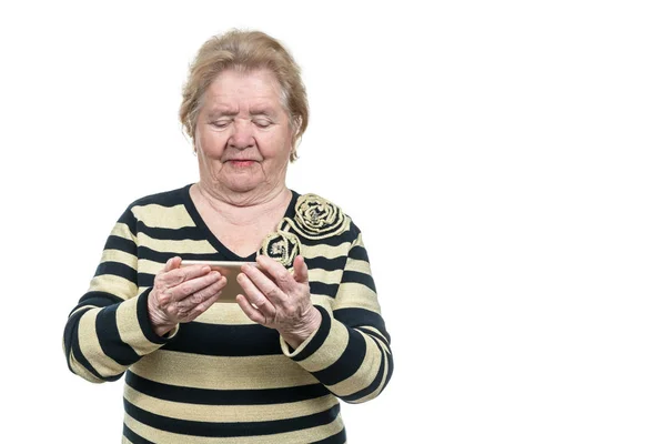 Starší žena při pohledu na chytrý telefon — Stock fotografie