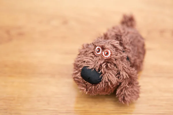 Küçük oyuncak köpek masada — Stok fotoğraf
