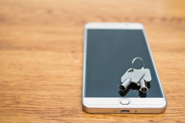 Anahtar taşı are üstünde hareket eden telefon