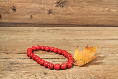 Kırmızı boncuk ve sonbahar yaprak