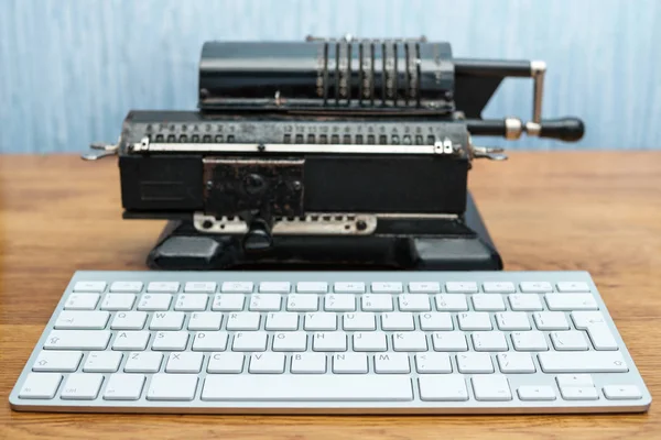 Modern klavye ve eski hesap makinesi — Stok fotoğraf