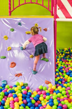 Çocuk duvar tırmanma çocuk tırmanıyor