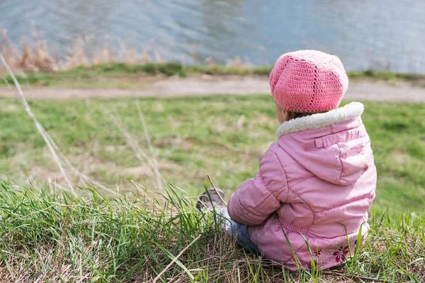 Little girl on the lake shore — Stock Photo, Image