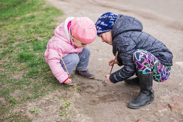 Дети рисуют на земле — стоковое фото
