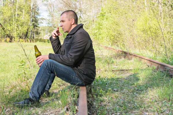 Ensam man på rälsen — Stockfoto