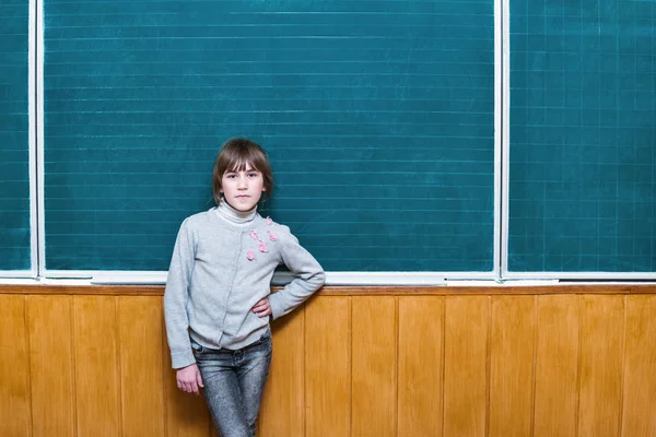 Criança em um conselho escolar vazio — Fotografia de Stock