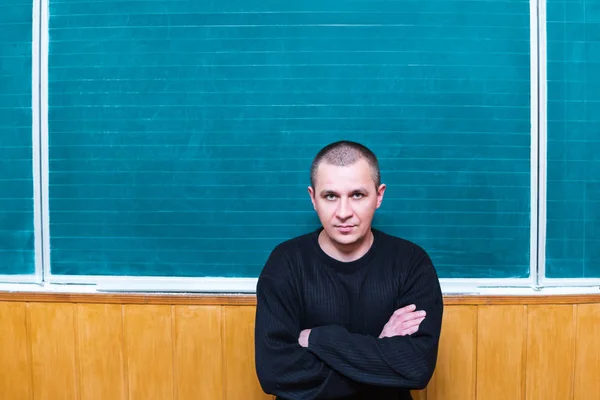 Portret van de man op het schoolbestuur — Stockfoto