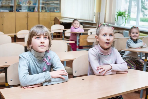 Los niños en la escuela escuchan al maestro — Foto de Stock