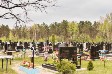 Mezar ve haç ile Hıristiyan mezarlığı