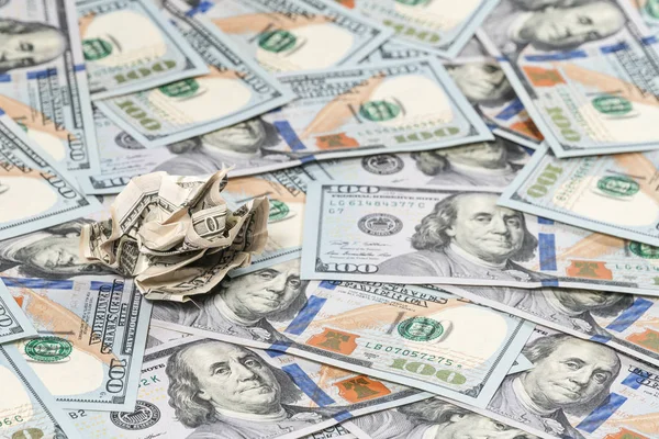Crumpled bill no contexto de novo dinheiro — Fotografia de Stock