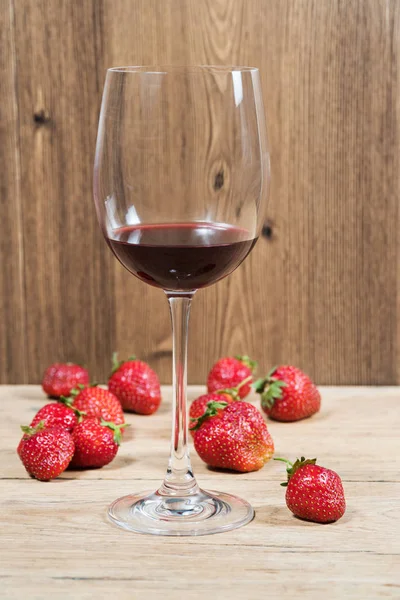 Вино на столе с клубникой — стоковое фото