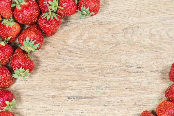 Fondo de madera con fresas en las esquinas — Foto de Stock