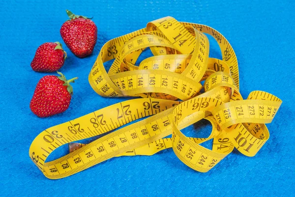 Strawberry with a measuring tape on karemat — Stock Photo, Image