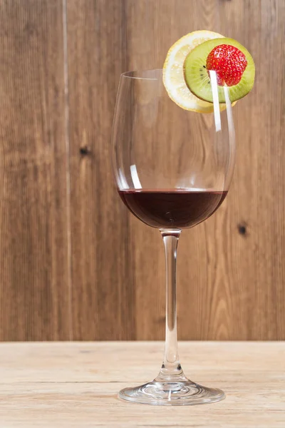 Стакан вина с фруктами — стоковое фото