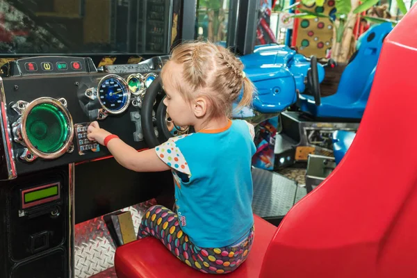 Niña en el simulador de juego — Foto de Stock