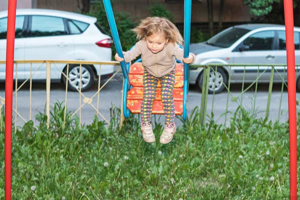 Niño balanceándose en un columpio — Foto de Stock