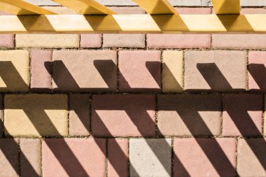 Çit bir gölge ile kaldırım taşı